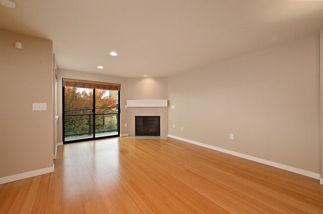 Building Photo - Modern & Spacious 2+ Bedroom/3.25 Bath Vie...