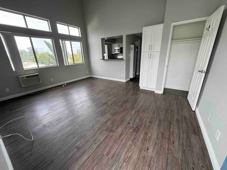 Entrance - 6502 Vineland Apartments