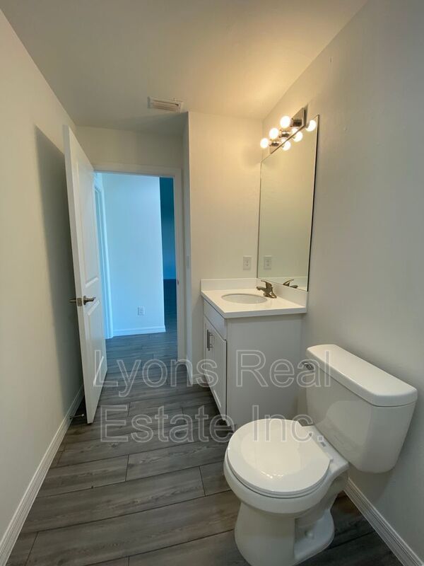 Building Photo - 2744 NE 5th Pl