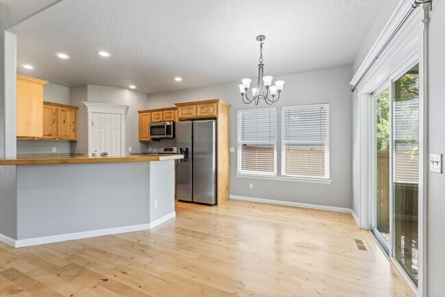 Building Photo - 552 E Whitney Ct
