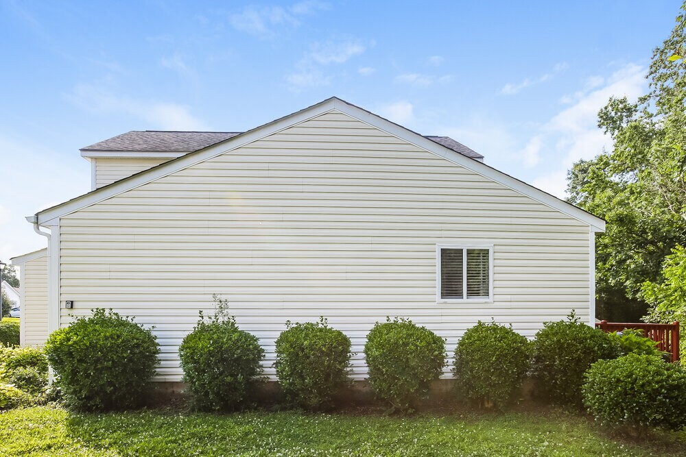 Building Photo - 137 Lantana Dr