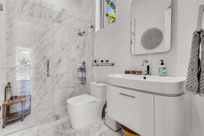 Building Photo - 230 W McIntyre St