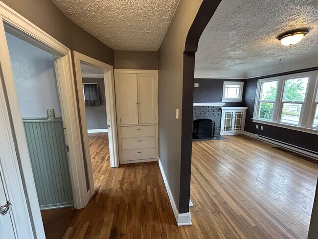 Building Photo - Cozy 2 BD, 1 BA w/ 1 Car Garage in Tacoma!