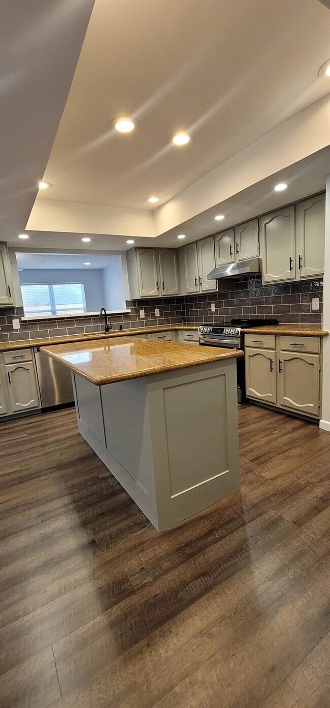 Building Photo - 9614 Charter Ridge Dr