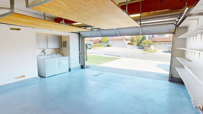 Building Photo - 2212 Summerhill Dr