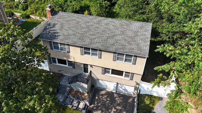 Building Photo - Spacious 4 - Bedroom, 2 Bathroom (Full Hou...