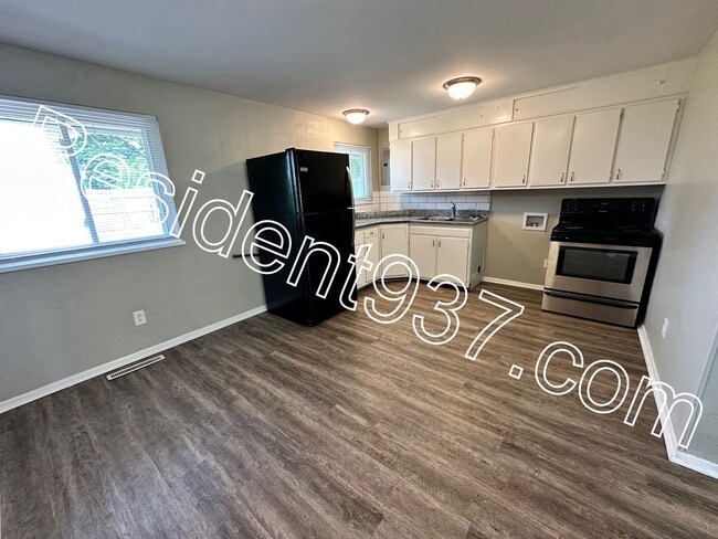 Building Photo - Newly Updated 4 Bed 2 bath home