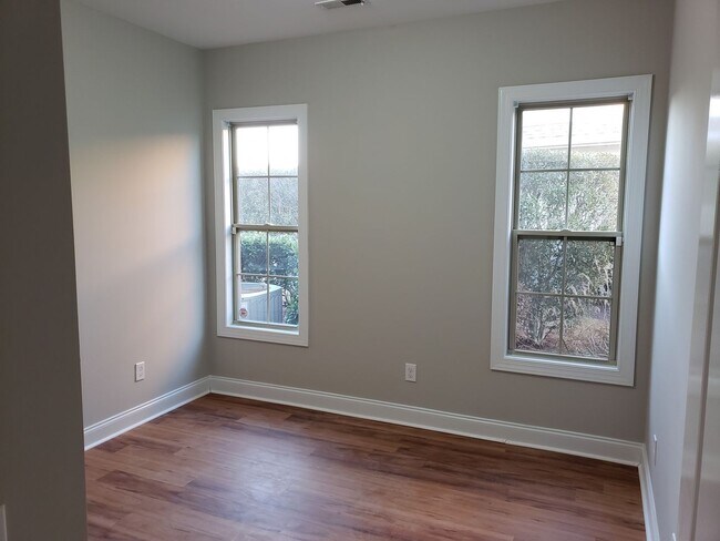 Building Photo - ~ COMPASS POINTE ~