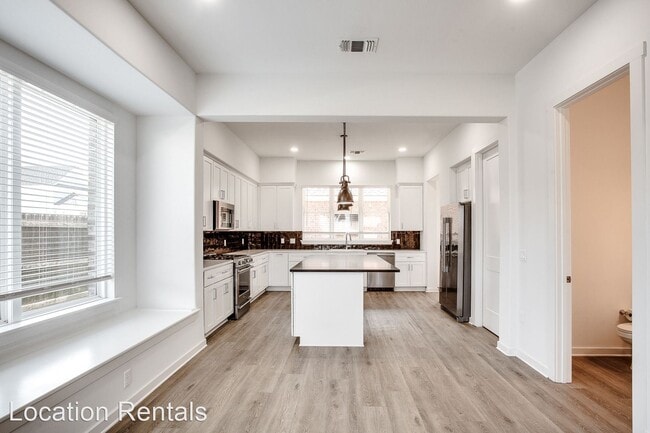 Building Photo - 3 br, 2.5 bath House - 11518 Savannah Avenue