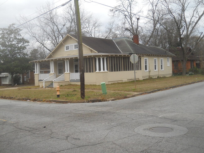 Building Photo - Large 2 bedroom 2 bathroom Single Family Home