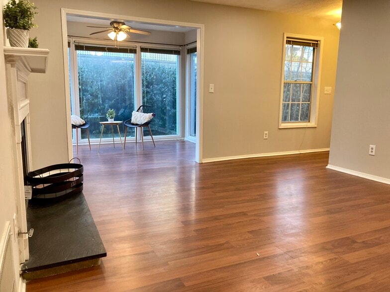 living room - 1405 Vicksburg Plz