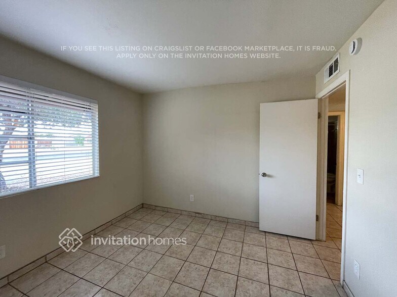 Building Photo - 7517 W Mercer Ln