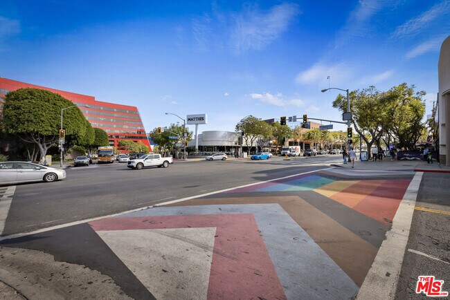 Building Photo - 851 N San Vicente Blvd