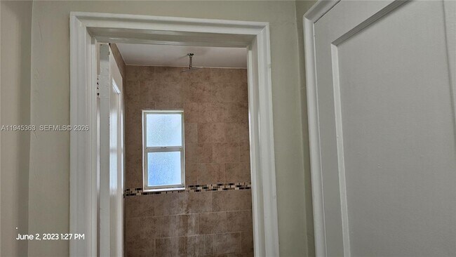 Building Photo - 626 S 28th Ave