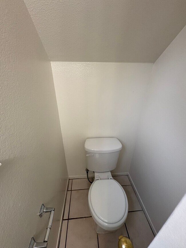 Building Photo - 2 story house in NW Visalia Available Now