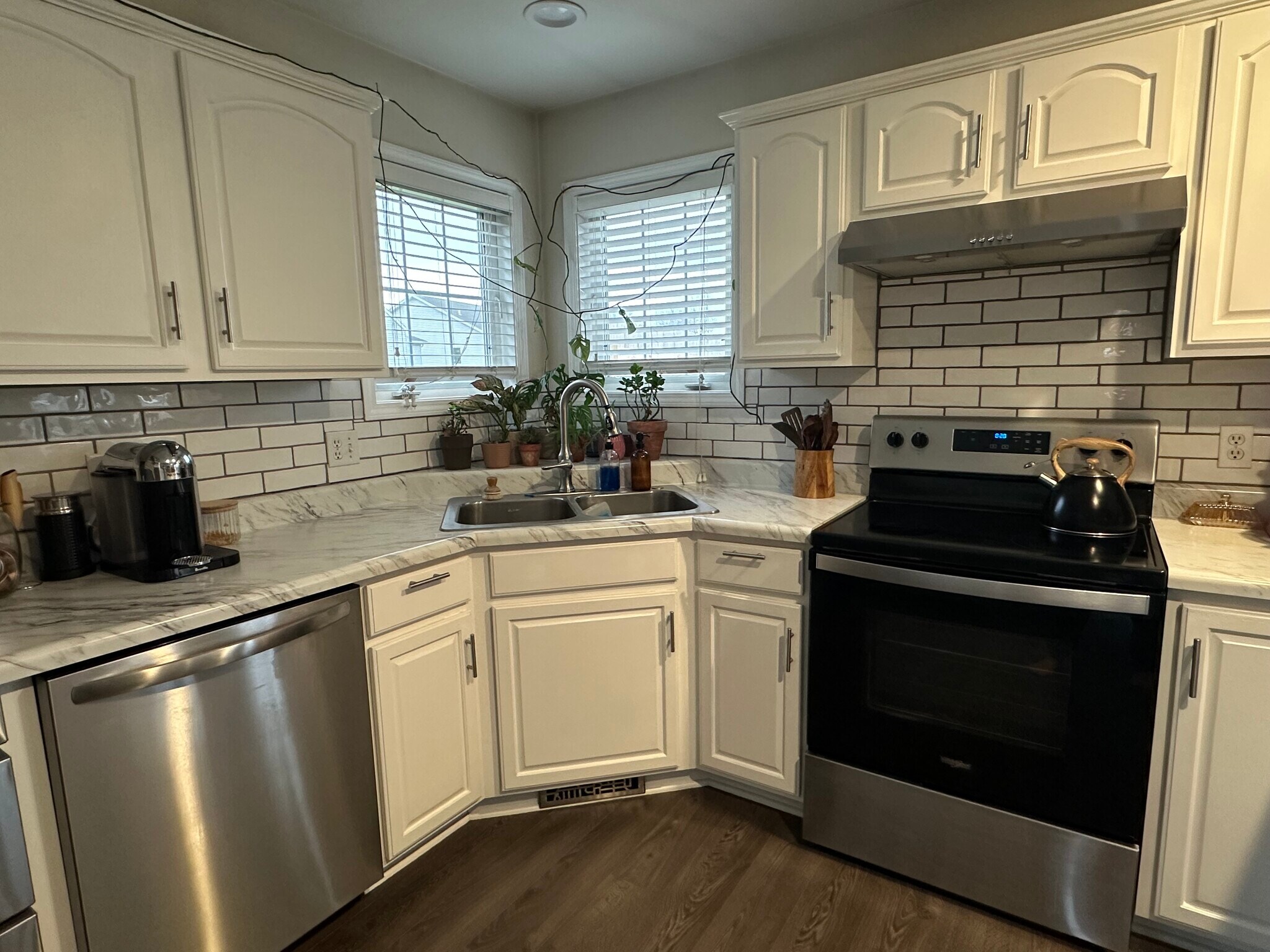 Building Photo - 9527 Acacia Psge