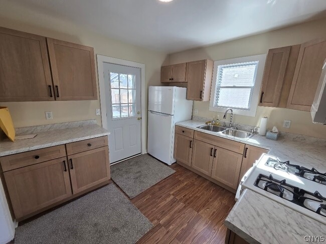 Building Photo - 210 N Midler Ave