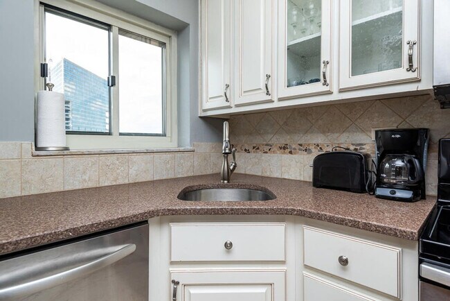 Building Photo - 300 W Peachtree St NW