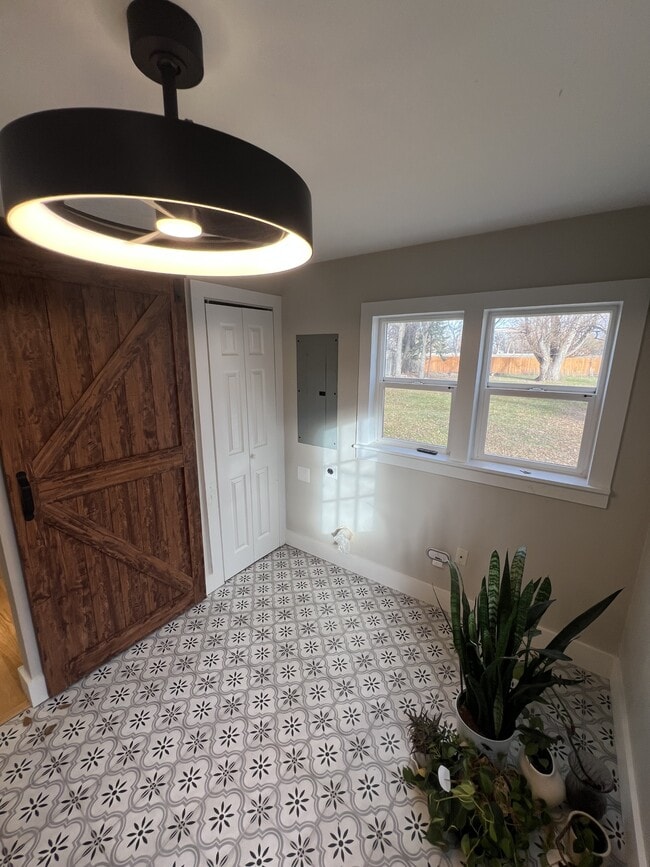 Building Photo - 334 W Willox Ln