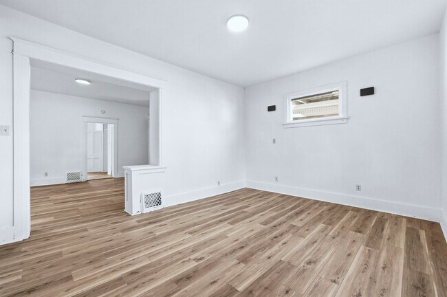 Building Photo - Newly Updated 3-Bedroom Home with Modern U...