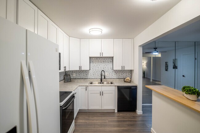Building Photo - 800 Brook Dr