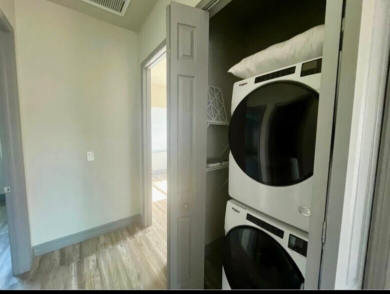 Building Photo - 5593 Briarcliff Rd