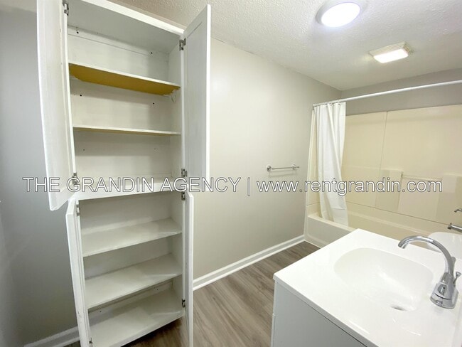 Building Photo - 8623 Plantation Rd