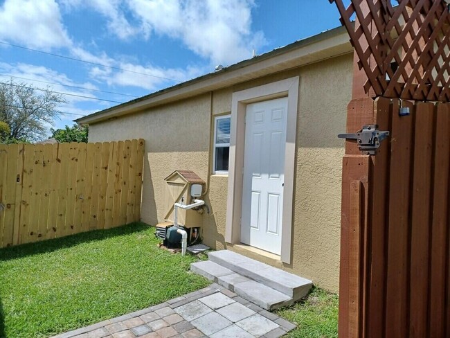 Primary Photo - 1622 SW Crawford Ave