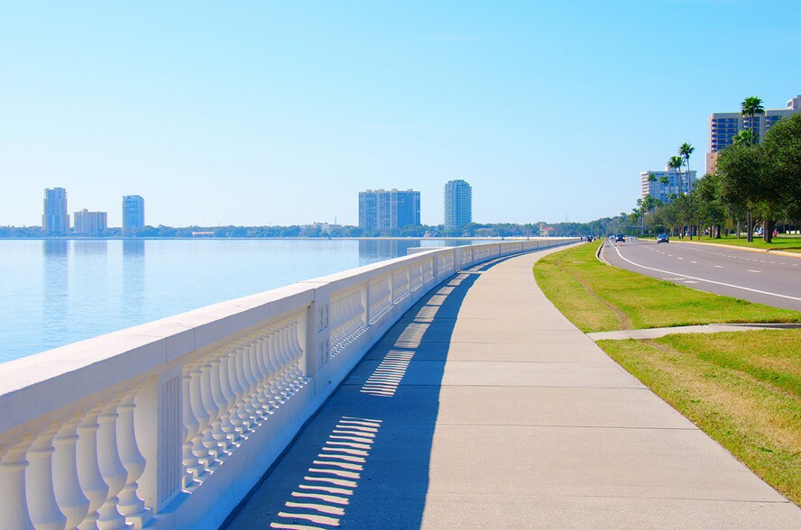 Bayshore sidewalk is a block away! - 4950 Bayshore Blvd