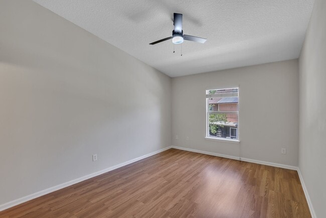 Building Photo - Great 2 bedroom/ 2 bathroom, 1 car garage ...