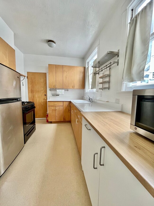 Building Photo - Charming 1 Bedroom Flat with a separate of...