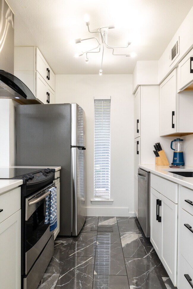 Building Photo - 12888 Montfort Dr