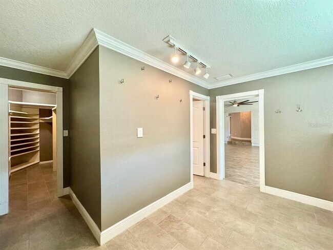 Building Photo - 4919 Chariton Ave