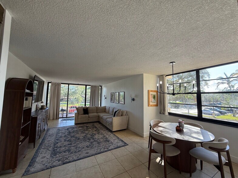 Building Photo - 13100 SW 92nd Ave