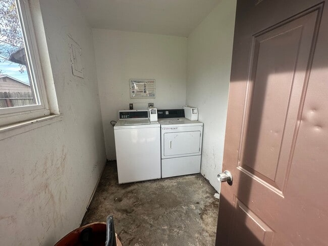 Building Photo - 1948 Country Club Ct