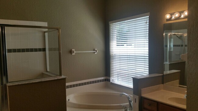 Building Photo - 350 Lake Amberleigh Dr