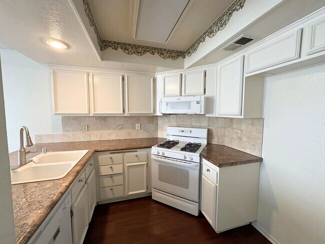 Building Photo - 3 Bedroom Rancho Cucamonga Condo