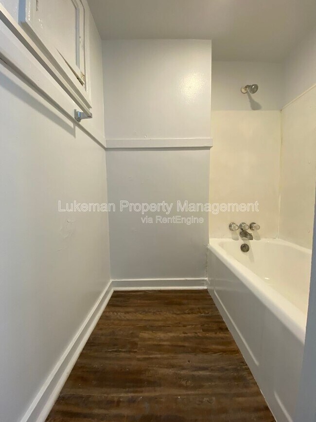 Building Photo - 417 Oak St