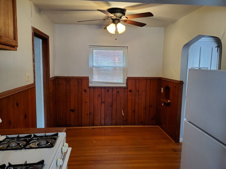 Building Photo - 2363 Ravine St