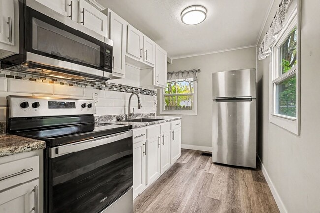 Building Photo - *Use Rently to view this unit and receive $150 off move-in* Cute Remodeled Two Bedroom 1 Bathroom...