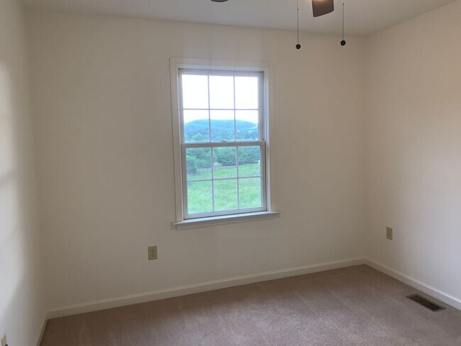 Building Photo - Don't Miss Out On This New Cumberland Town-Home For Rent, 3 Stories/3 Bedrooms/2.5 Bathroom In We...