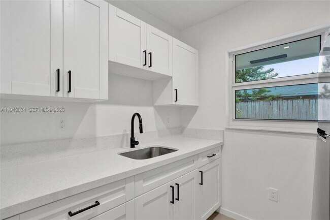 Building Photo - 922 NW 4th Ave