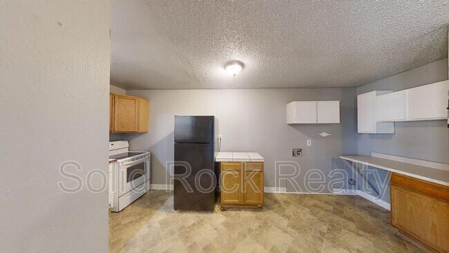 Building Photo - 714 E 3rd St