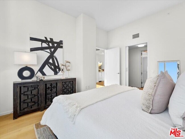 Building Photo - 877 Francisco St