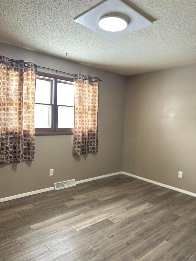 Building Photo - 233 N Fanelle Ave