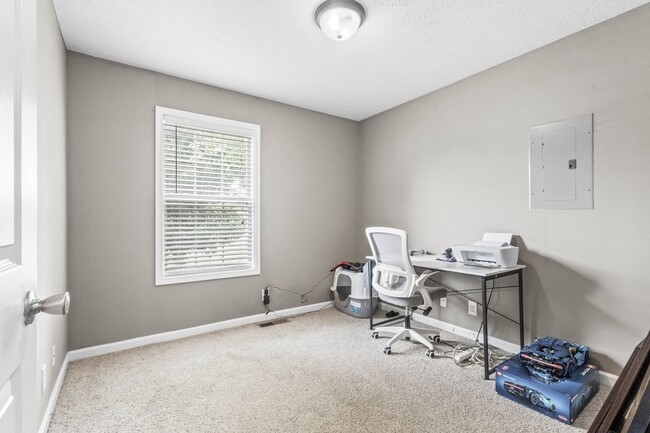 Building Photo - 557 Oakmont Dr