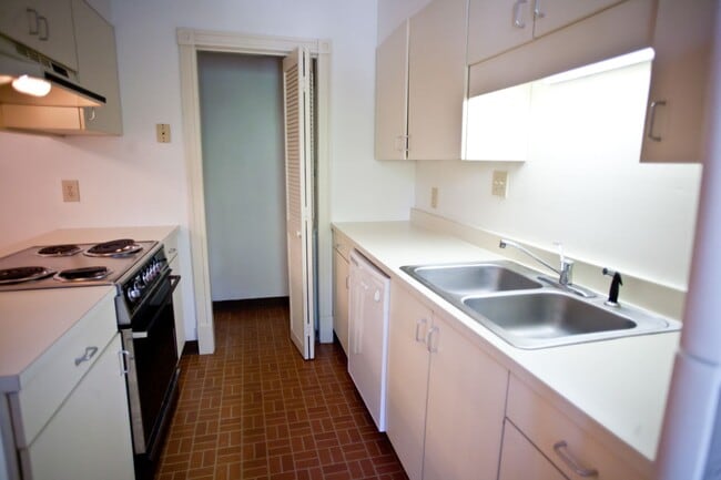 Building Photo - Beautiful condo with sunroom and hardwood floors - Short term lease only!