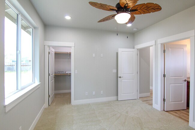 Building Photo - New Construction Home for Rent in Redding CA | Solar, Fenced Yard, 2 Car Garage