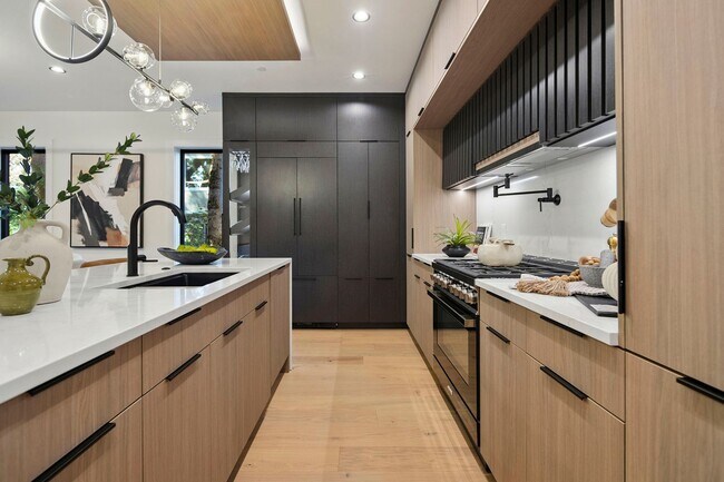 Building Photo - Skyview Townhome: Luxury Living in Lake Oswego's Premier First Addition Neighborhood