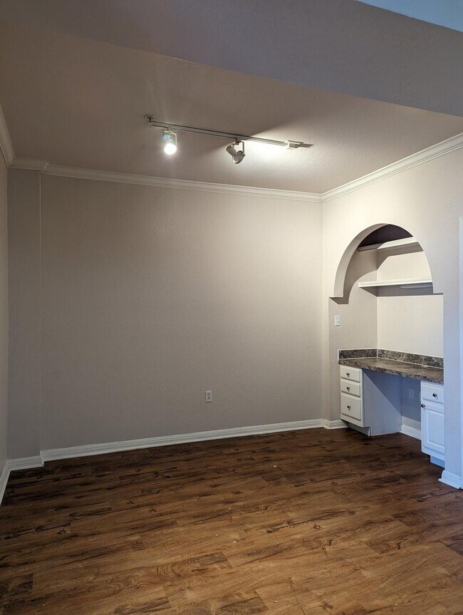 Building Photo - Lovely 2x2 with Balcony & washer/dryer, updated flooring & appliances